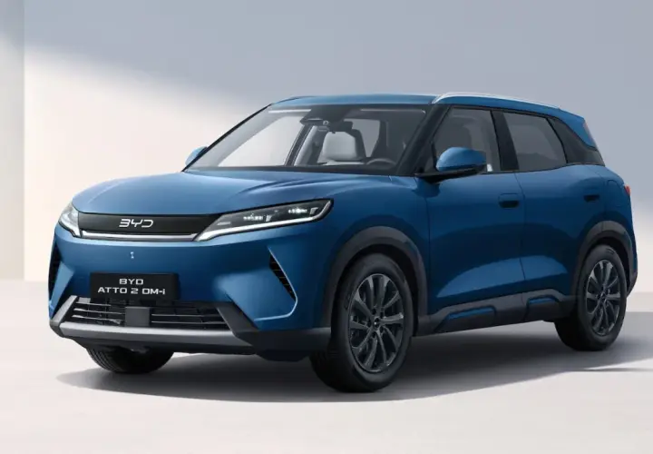 BYD Atto 2 DM-i, un SUV blu moderno. Scopri il suo prezzo e le sue caratteristiche.