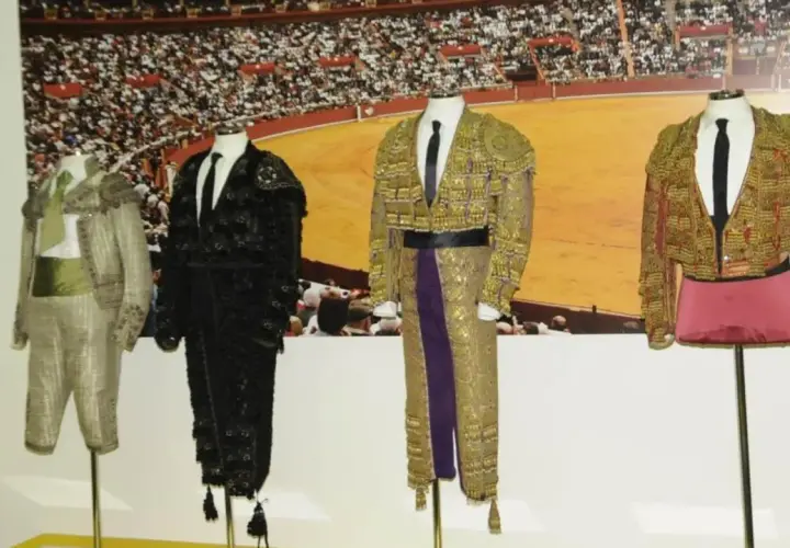 Trajes de luces exhibidos, cada hombrera torero es una obra de arte bordada, listos para la arena.