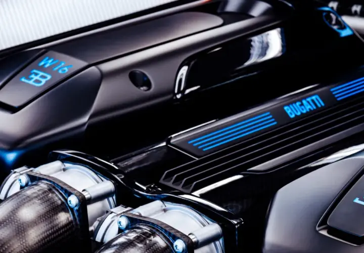Silnik W16 Bugatti Chiron z niebieskimi akcentami i oznaczeniem 1600.