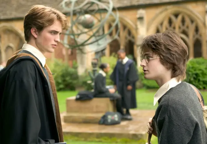 Robert Pattinson jako Cedric Diggory rozmawia z Harrym Potterem na dziedzińcu Hogwartu.