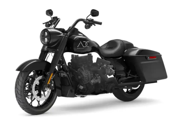 Impresionante moto diesel negra, estilo bagger, con motor expuesto y alforjas.