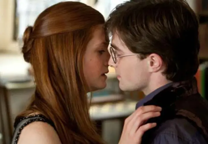 Harry i Hermiona w intymnym momencie, ich twarze zbliżone do pocałunku.