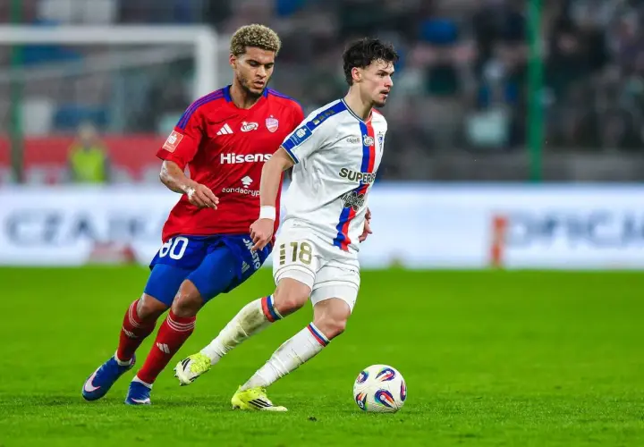 Piłkarze Górnika Zabrze i Rakowa Częstochowa walczą o piłkę na boisku.