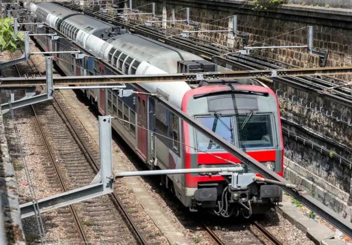 Pociąg RER Paryż na torach, widok z góry.