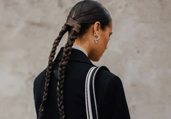Peinados con coleta alta y trenza, un look moderno y elegante.