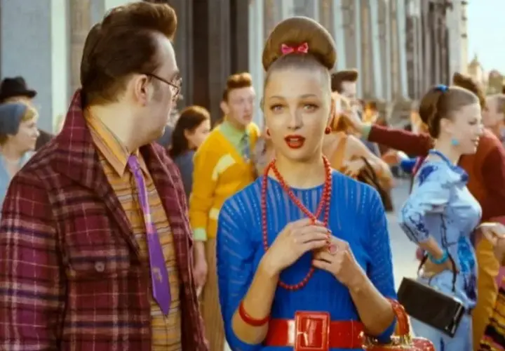 Strój na imprezę PRL: Od bikiniarza po elegantkę gotowe stylizacje