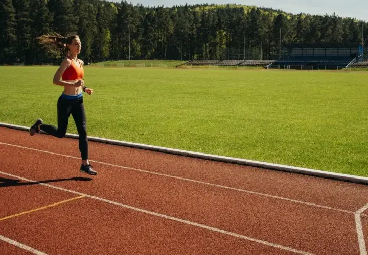 Bieganie na stadionie: Jak trenować mądrze i bić życiówki?