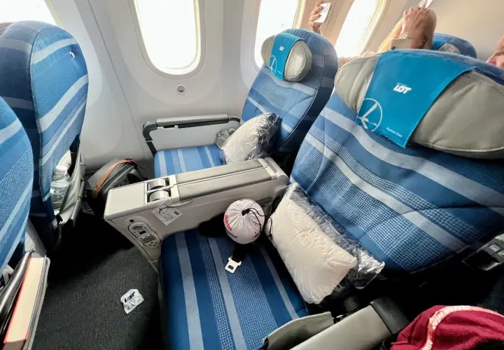 Wygodne fotele w klasie premium LOT Dreamliner. Czas na relaksujący lot.