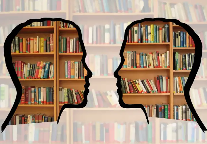 Dwie sylwetki ludzkie zarysowane na tle regałów z książkami. Idealne dla osób zainteresowanych bibliotekoznawstwo studia.