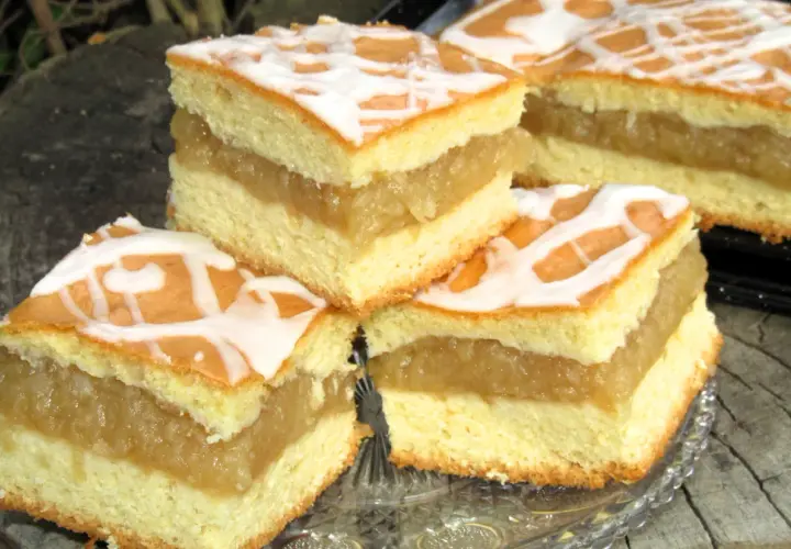 Jabłecznik na biszkopcie ze śmietaną – pyszne ciasto na każdą okazję