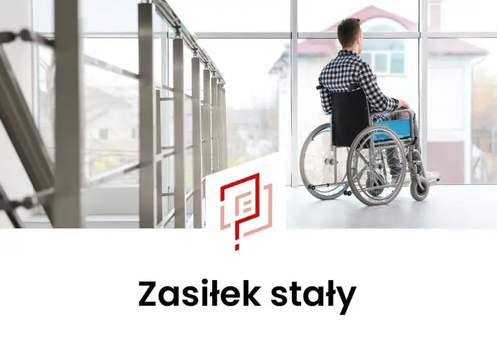 Mężczyzna na wózku inwalidzkim patrzy przez okno. Temat: zasiłek stały.