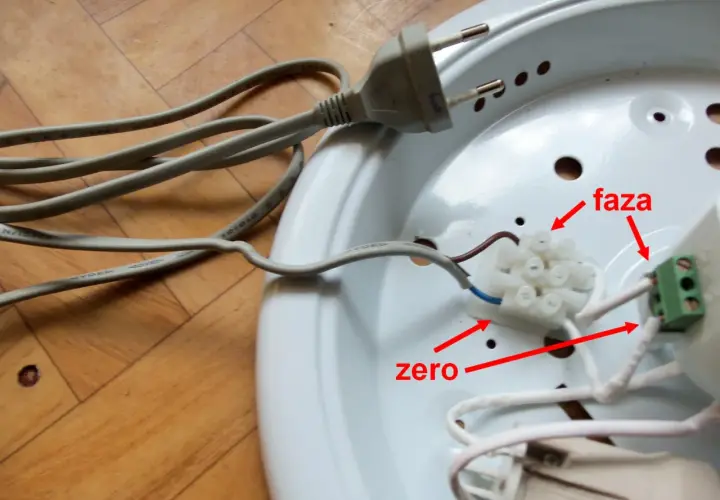 Lampa led z czujnikiem ruchu nie świeci. Widoczne przewody fazy i zera podłączone do złączki.