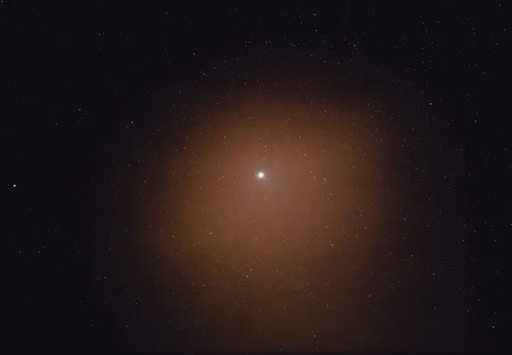 Jasna, jasna centauri gwiazda pośrodku rozgwieżdżonego nieba.