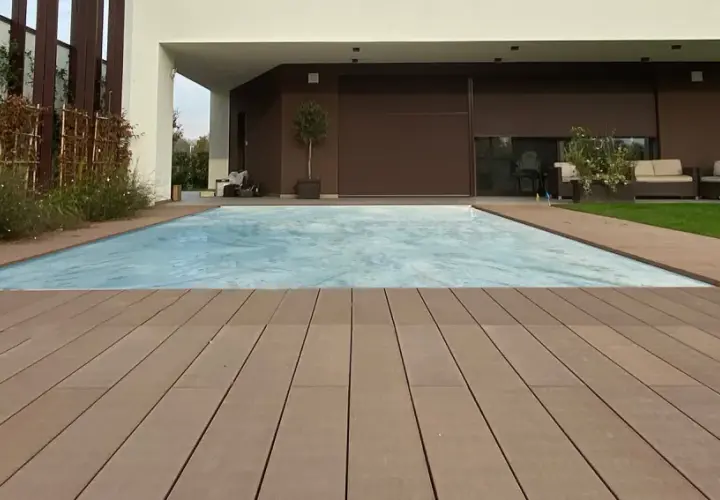 Ponte in legno effetto parquet, ideale per creare pavimenti esterni economici e moderni attorno alla piscina.