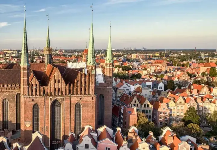 Widok na Bazylikę Mariacką i urokliwe kamienice Gdańska Stare Miasto.