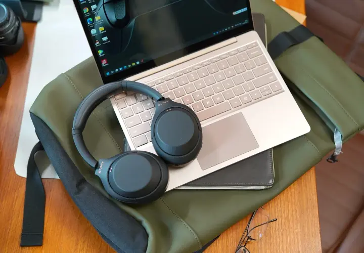 Słuchawki Sony na laptopie. Dowiedz się, jak podłączyć słuchawki do telefonu, aby cieszyć się muzyką w podróży.