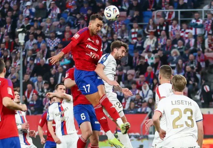 Piłkarze walczą o piłkę w powietrzu podczas meczu Górnik Zabrze – Raków Częstochowa.