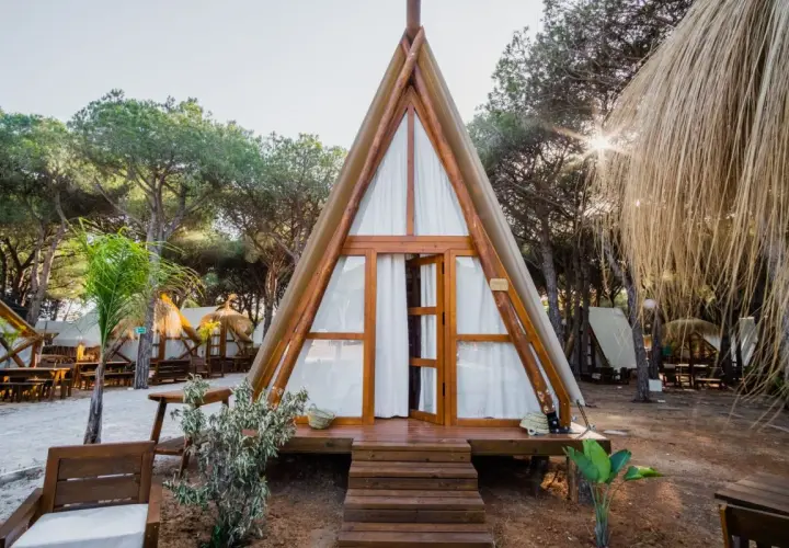 Descubre los mejores camping Andalucía. Glamping en un entorno natural con tiendas tipo cabaña y zonas de descanso.