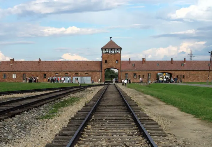 Brama obozowa Auschwitz, gdzie kiedyś przybywały pociągi z ludźmi.