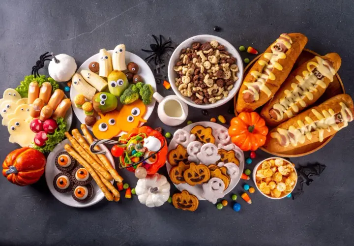 Przerażająco pyszne, nowoczesne dania mięsne na imprezę w stylu Halloween: hot-dogi-potwory, serowe duchy i inne straszne przekąski.