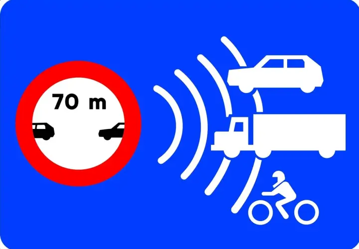 Señal de tráfico: distancia mínima de 70m entre vehículos. Un coche, un camión y una motocicleta son detectados por radar.
