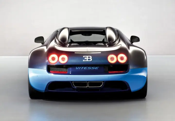 Tylna część Bugatti Vitesse w kolorze niebiesko-czarnym, z zapalonymi światłami.