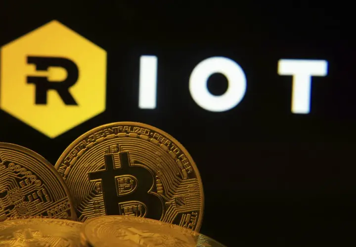 Goldene Bitcoin-Münzen vor dem "RIOT"-Logo. Die Riot Platforms Aktie im Fokus der Kryptowelt.