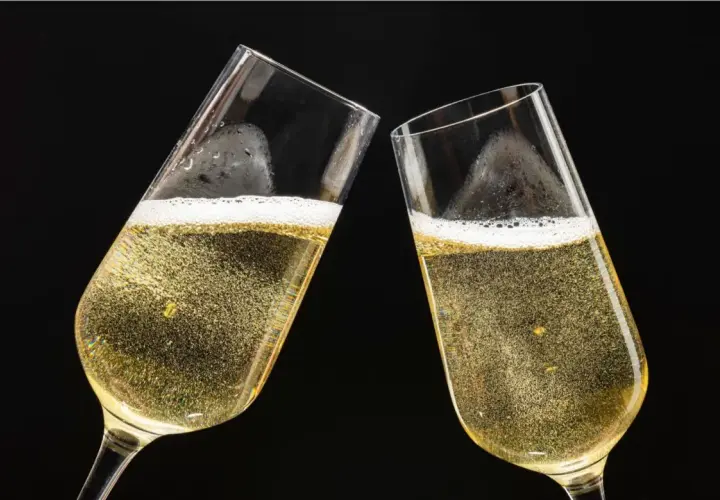 Deux flûtes de champagne pétillant, un toast pour célébrer la différence champagne et mousseux.