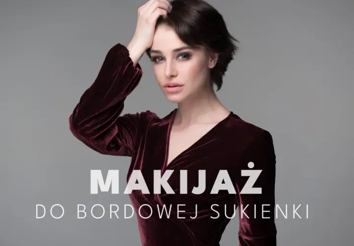 Elegancki makijaż do bordowej sukienki. Kobieta w aksamitnej kreacji z wyrazistym smoky eye i delikatnymi ustami.
