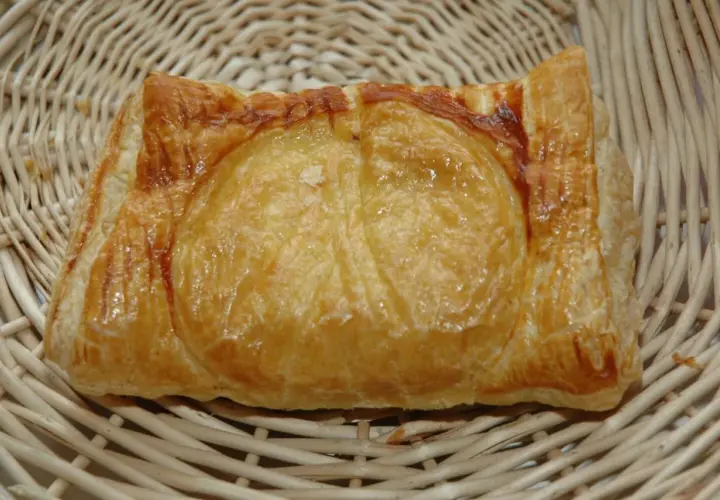Un feuilleté de ris de veau doré et croustillant, présenté dans un panier en osier. Un délice à savourer.