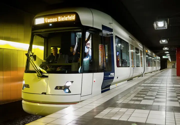 Tram "Vamos Bielefeld" na stacji. Co to znaczy? To zaproszenie do podróży, do odkrywania miasta.
