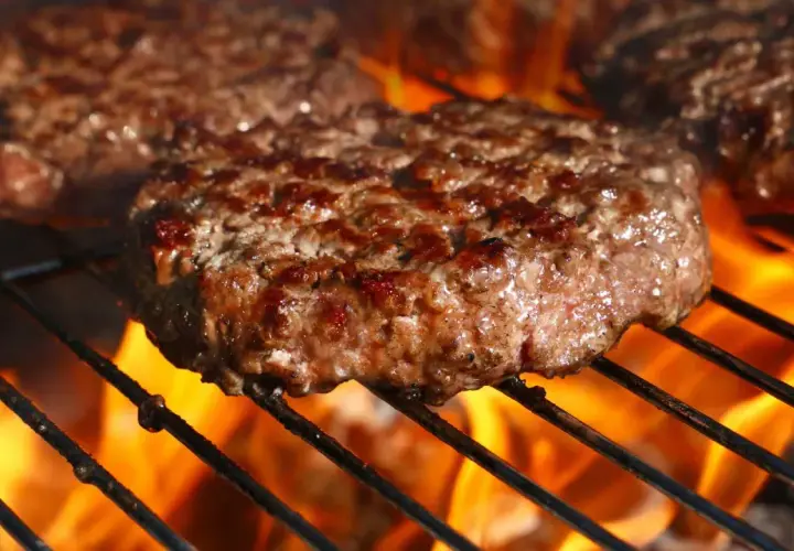 Jak smażyć hamburgery, aby były soczyste i pełne smaku?