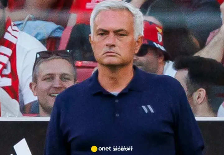 José Mourinho, znany z prowadzenia drużyny z charyzmą, na tle kibiców.