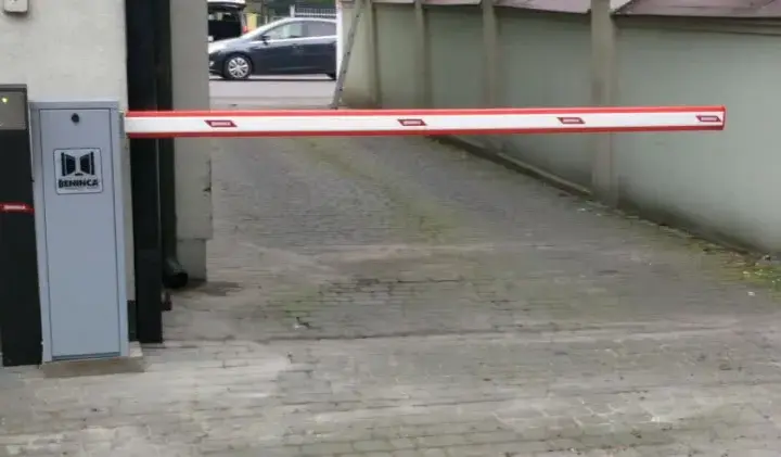 Jak otworzyć szlaban na osiedlu? Szybkie metody i awaryjne rozwiązania