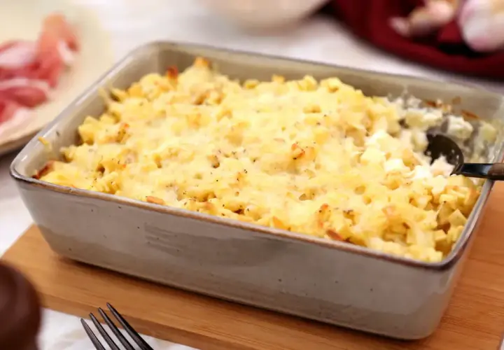 Un plat gratiné de crozets savoyards, prêt à être dégusté. Une recette réconfortante et gourmande.