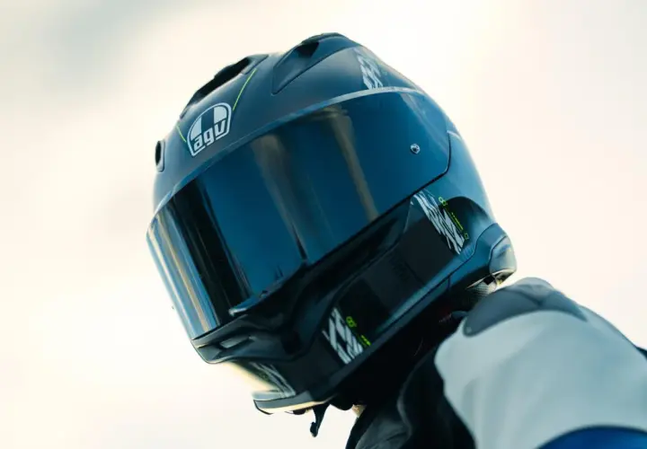 Casco moto AGV nero con visiera scura. Attenzione alla scadenza casco moto per la tua sicurezza.