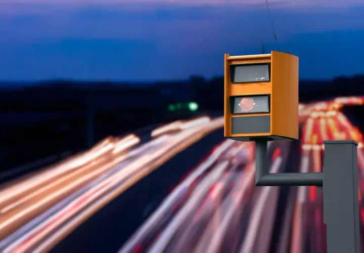 Fotoradar na autostradzie, monitorujący prędkość. Nowy taryfikator mandatów 2025 już wkrótce.