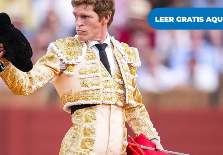 Borja Jiménez torero, con traje de luces dorado, sostiene su montera negra.