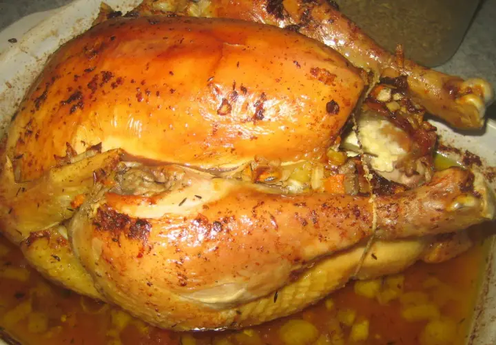 Chapon doré et juteux, prêt à être dégusté. La température cuisson chapon parfaite pour un plat savoureux.