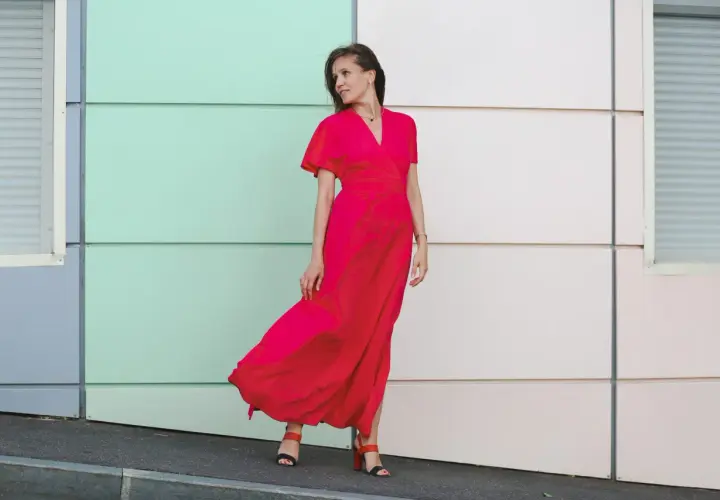 Elegancka, czerwona sukienka maxi z kopertowym dekoltem to idealna propozycja, jaka sukienka na wesele dla 40 latki.