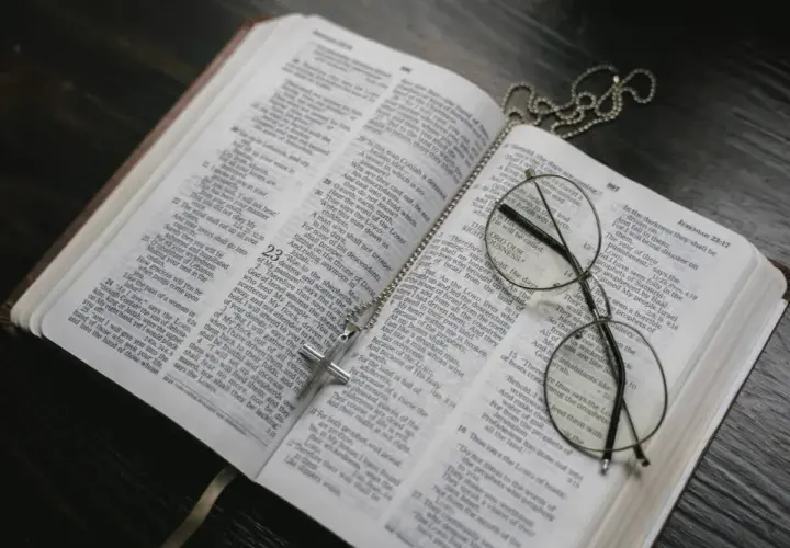 Buddyzm: Czy ma "Biblię"? Poznaj jego święte pisma.