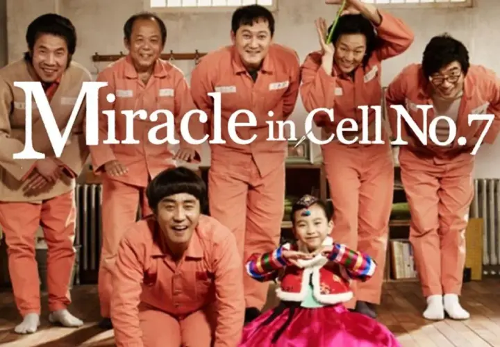 Sześciu mężczyzn w pomarańczowych kombinezonach i mała dziewczynka w tradycyjnym stroju. Tytuł filmu "Miracle in Cell No. 7" sugeruje, że to właśnie w tej celi dzieje się cud.