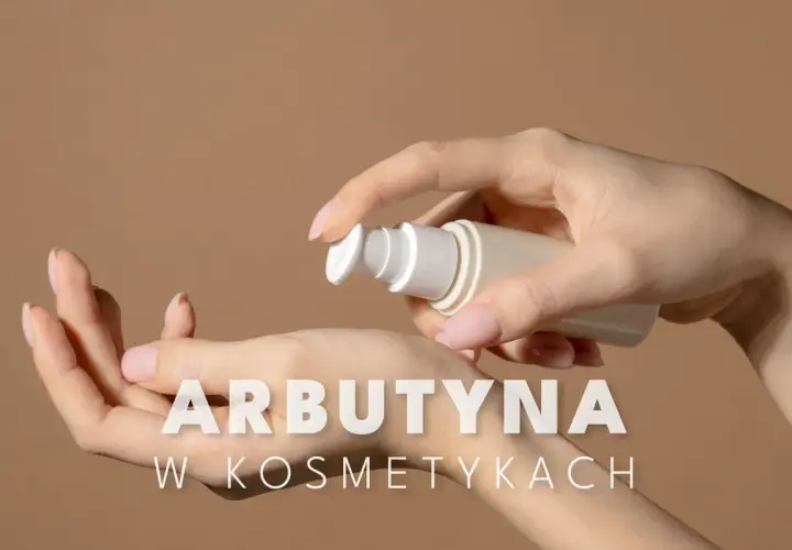 Dłonie aplikują kosmetyk z pompką. Arbutyna w kosmetykach to sekret rozjaśnionej i promiennej skóry.