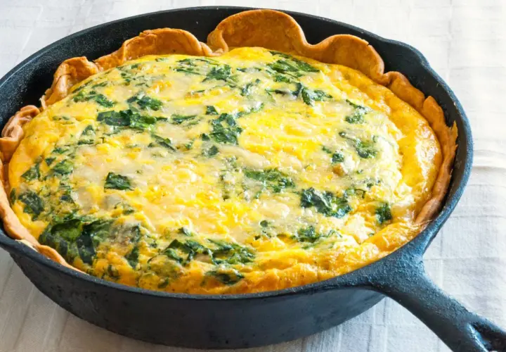 Quiche aux épinards dans une poêle en fonte. Une idée parfaite pour savoir que faire avec 3 jaunes d'œufs restants.