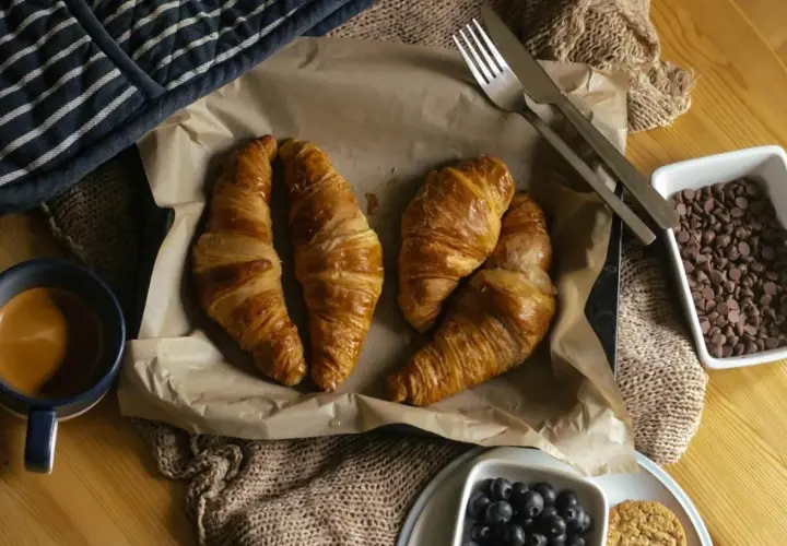 Pyszne croissanty, kawa i czekolada – to właśnie z tego słynie Francja. Idealne śniadanie.