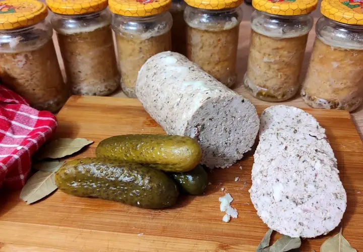 Prosty przepis na kiełbasę słoikową w Thermomixie, który zachwyci