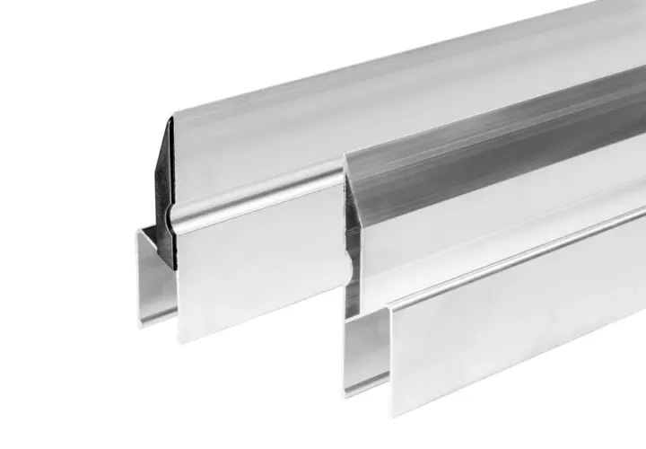 Dwa aluminiowe profile, jeden z czarną uszczelką, przypominają łaty tynkarskie. Czy to łata tynkarska h czy trapezowa?