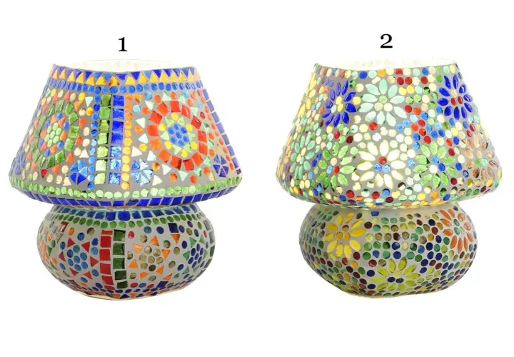 Dos lámparas de mesa con pantalla y base de cristal de colores, estilo mosaico.