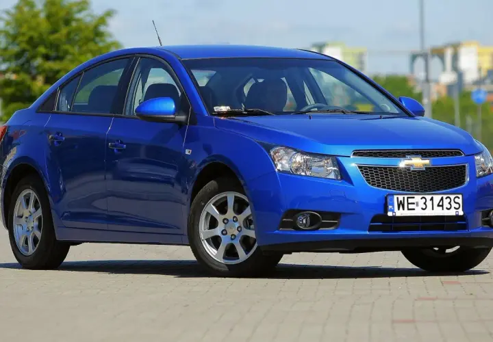 Niebieski Chevrolet Cruze na parkingu. Wiele osób szuka chevrolet cruze opinie przed zakupem.