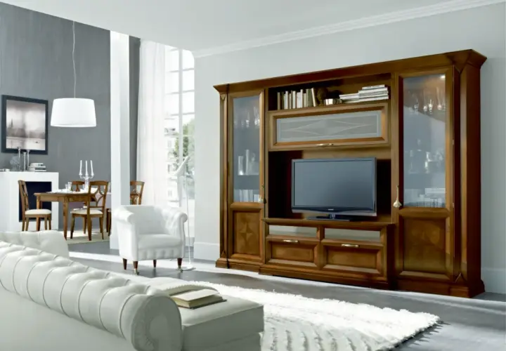 Elegante rivestimento parete attrezzata in legno scuro con vetrine, vani a giorno e cassetti.